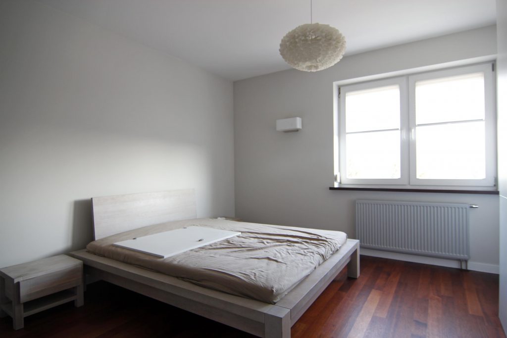 Sypialnia przed home stagingiem w Warszawie