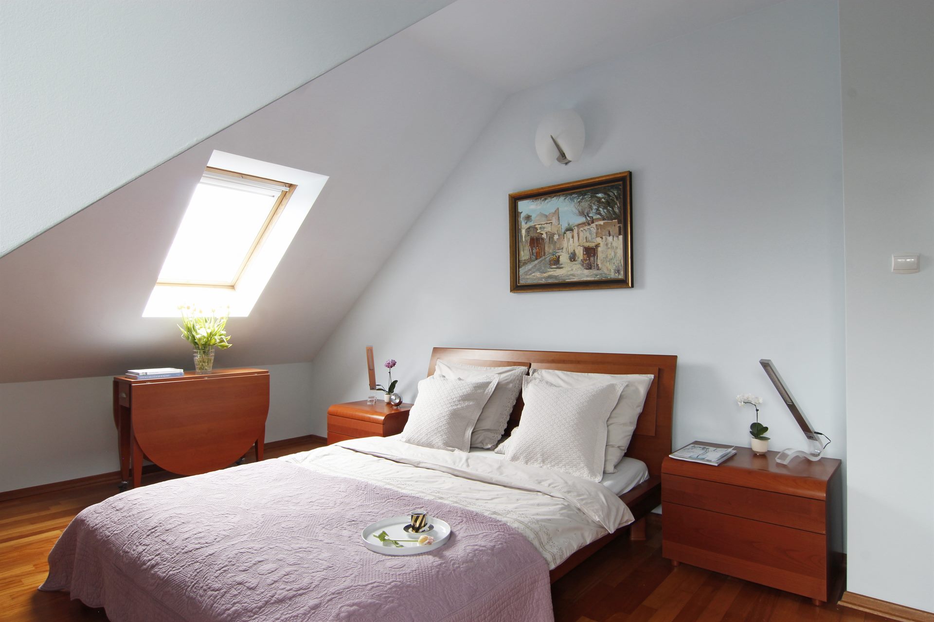 Home staging jasnej sypialni w domu w Warszawie