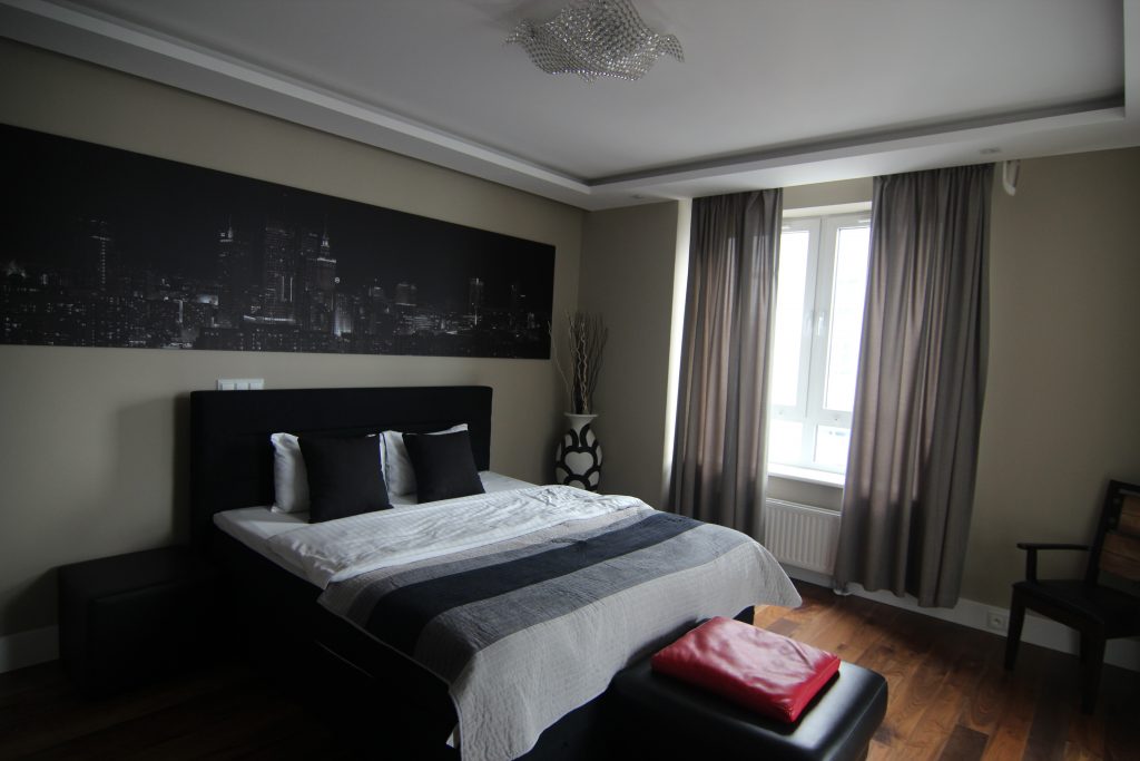 Sypialnia w apartamencie przed home stagingiem w Warszawie