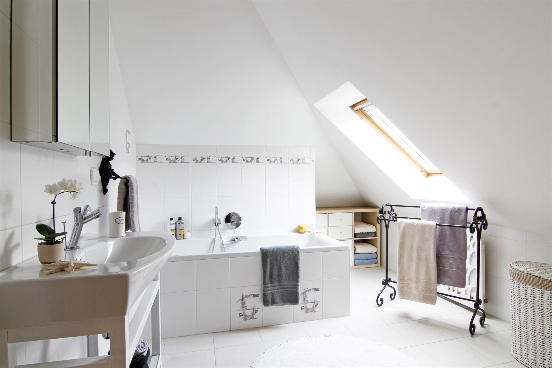 Home staging białej łazienki w domu w Warszawie