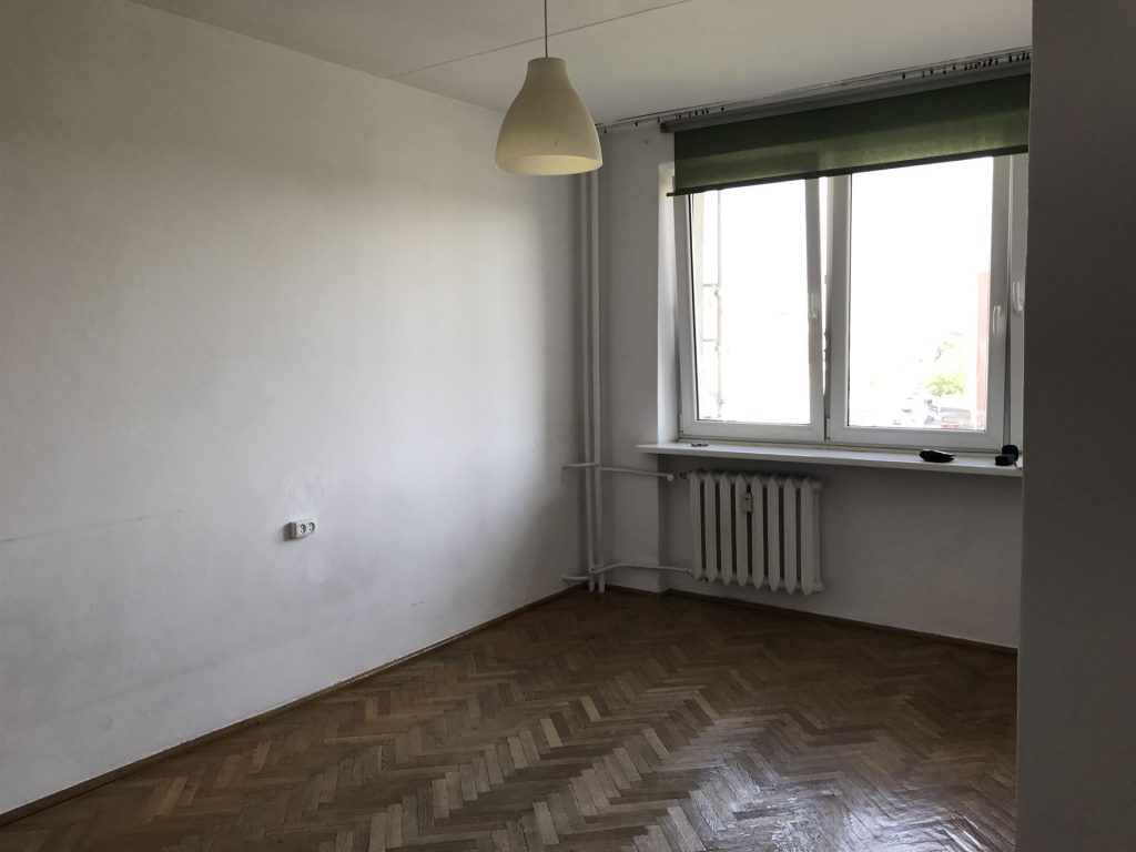 Pokój w mieszkaniu przed home stagingiem w Warszawie