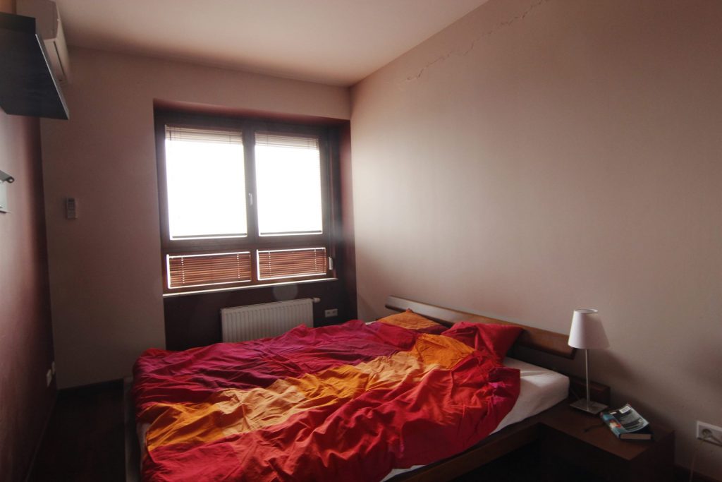 Sypialnia w mieszkaniu w Warszawie przed home stagingiem