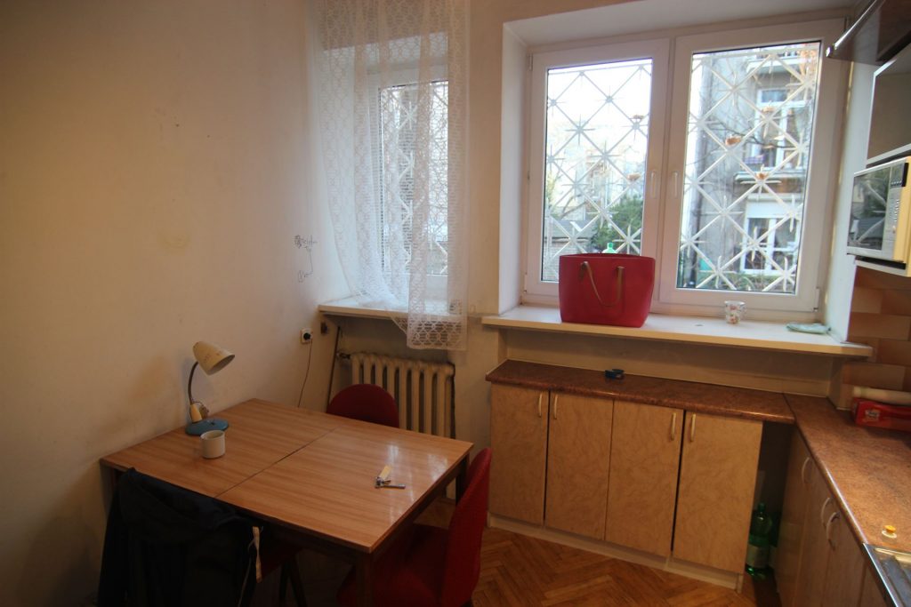 Kuchnia w mieszkaniu przed home stagingiem w Warszawie