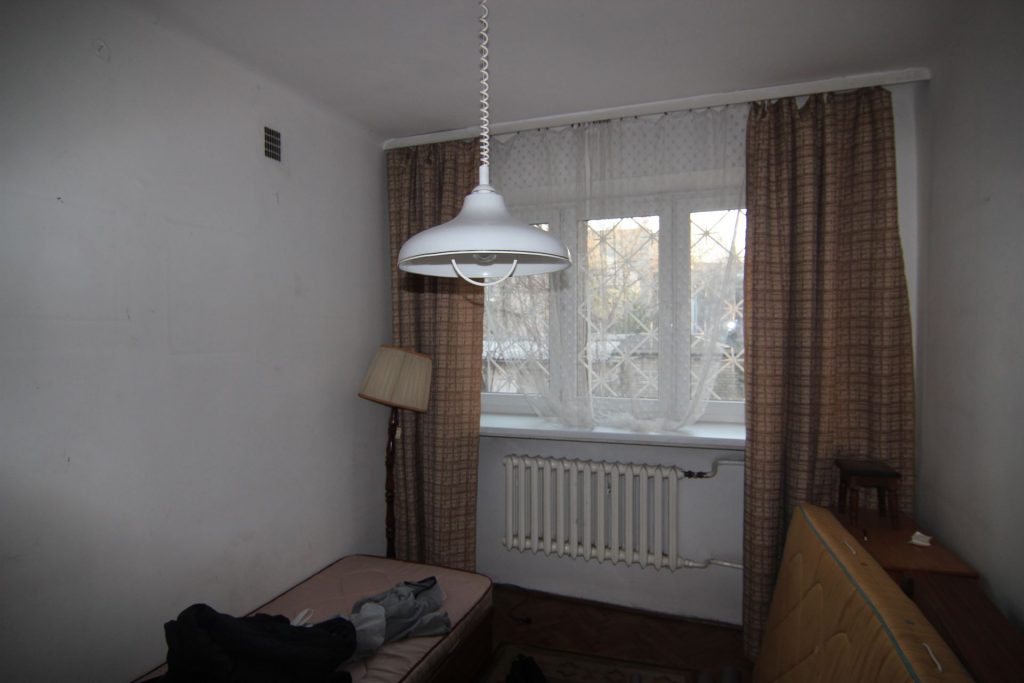 Sypialnia w mieszkaniu przed home stagingiem w Warszawie