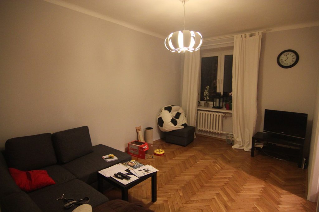 Salon w mieszkaniu przed home stagingiem w Warszawie