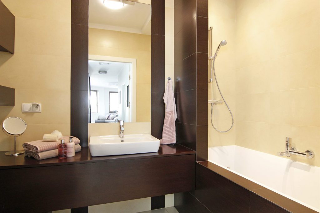 Home staging brązowo-beżowej łazienki w mieszkaniu w Warszawie